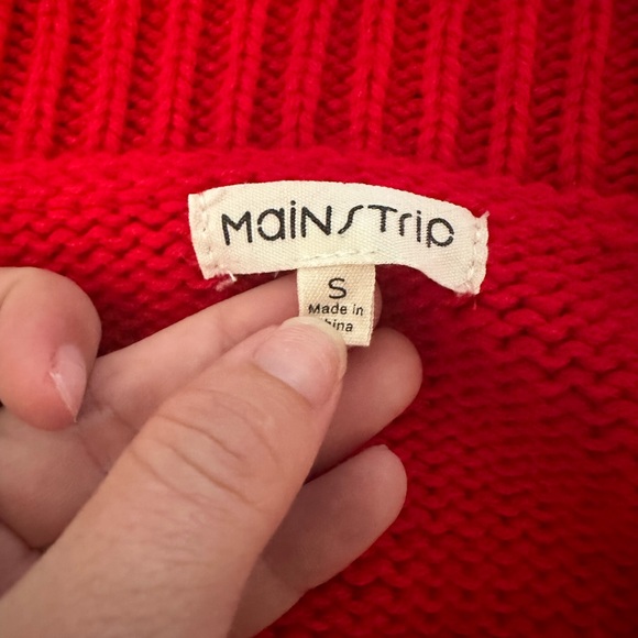 Oversized red heart v neck sweater - perfect for Valentine’s Day - Picture 3 of 3